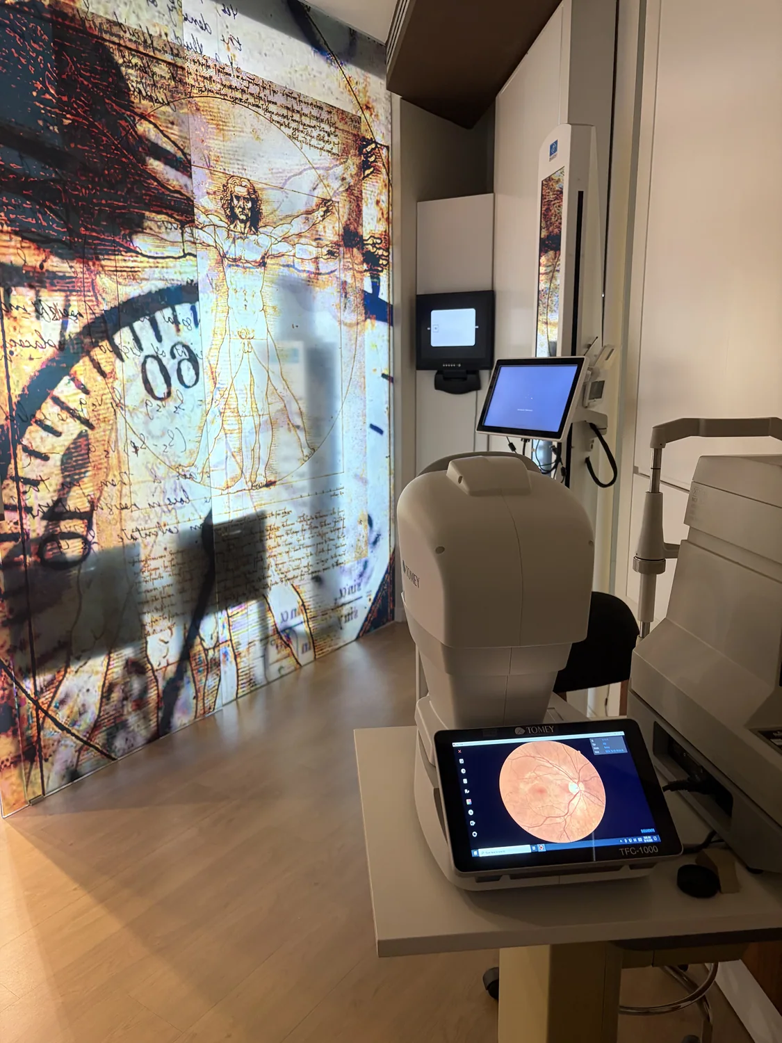 Retinógrafo y gabinete de salud ocular en NL Visión