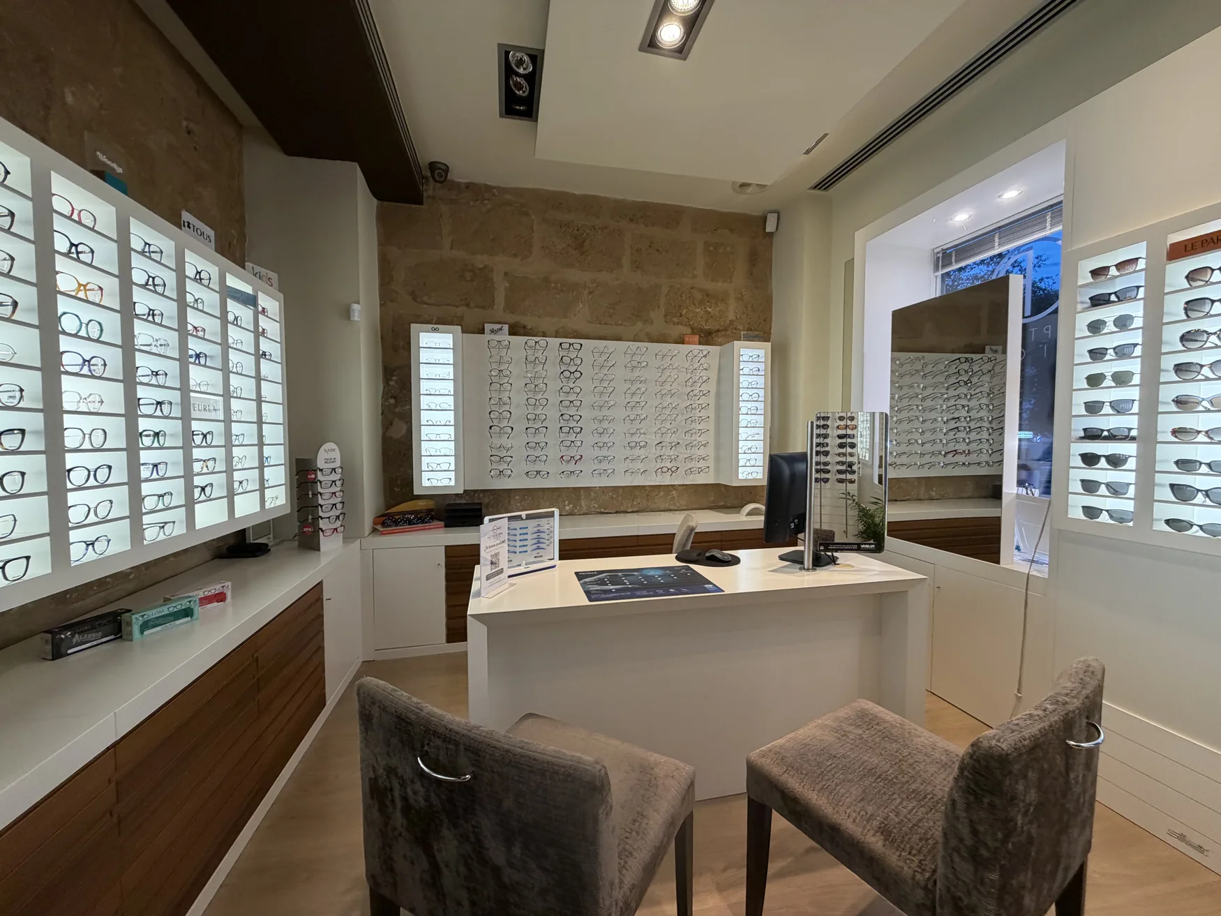 Interior real de NL Visión en Jávea